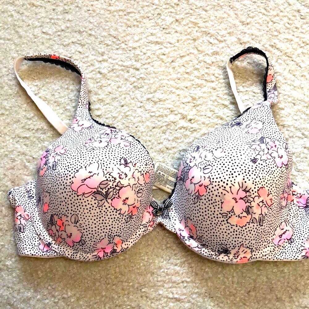 Victoria’s Secret  NWOT underwire bra ,size 36B, with silver heart on the bow